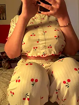 Snapshot of OnlyRima chatting on 11/29/25, 10:40 OnlyRima online show from 11/29/25, 10:40