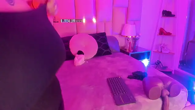 Violett Novoa online show from 12/05/25, 12:14