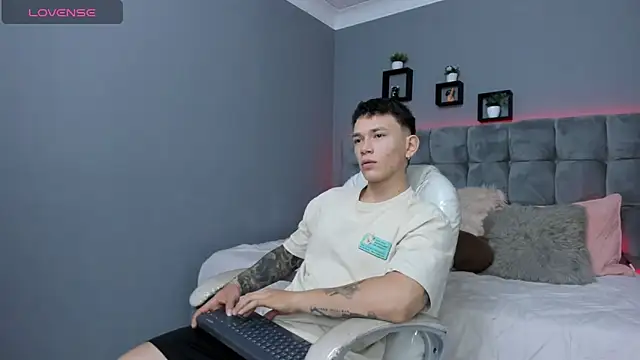 Snapshot of Thomas_moon chatting on 09/20/25, 12:50 Thomas moon online show from 09/20/25, 12:50