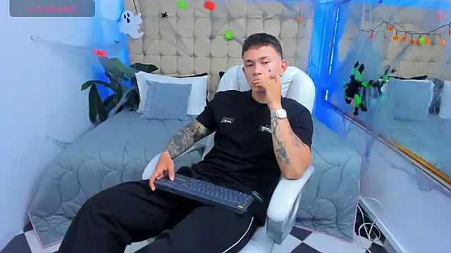 Thomas moon online show from 10/31/25, 12:17