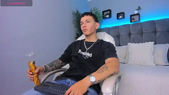 Thomas moon online show from 02/12/26, 01:39