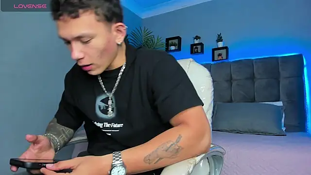 Thomas moon online show from 04/17/26, 01:03