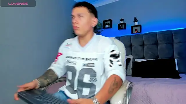 Thomas moon online show from 04/20/26, 01:47