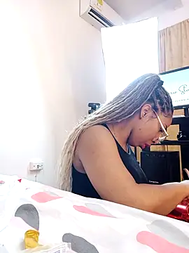 Elowen Clark online show from 02/14/26, 07:21