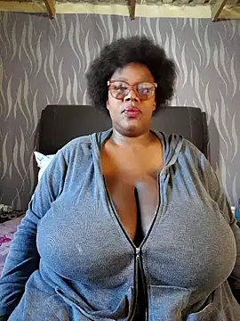 Snapshot of BoobsQueen46K chatting on 06/11/26, 01:53 BoobsQueen46K online show from 06/11/26, 01:53