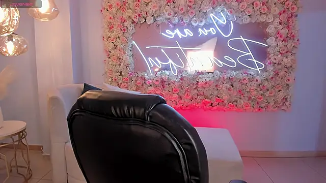 MiaLaurence online show from 10/05/25, 05:00