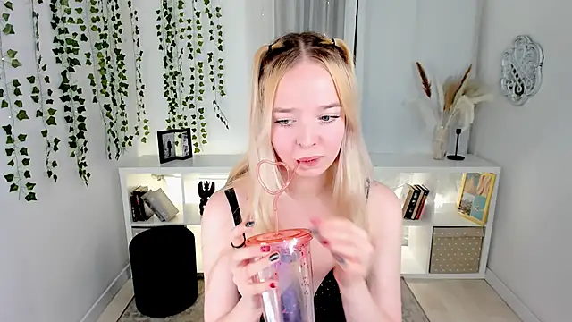 BellaMontgomery online show from 11/02/25, 09:39