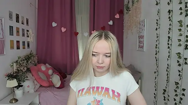 Snapshot of BellaMontgomery chatting on 05/28/26, 10:07 BellaMontgomery online show from 05/28/26, 10:07