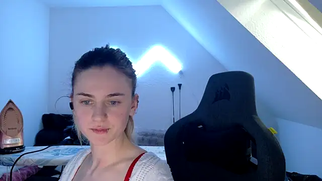 Snapshot of Melly4You chatting on 05/17/26, 03:52 Melly4You online show from 05/17/26, 03:52