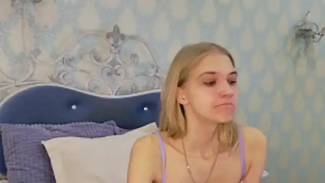 4example Chloe online show from 11/19/25, 10:48