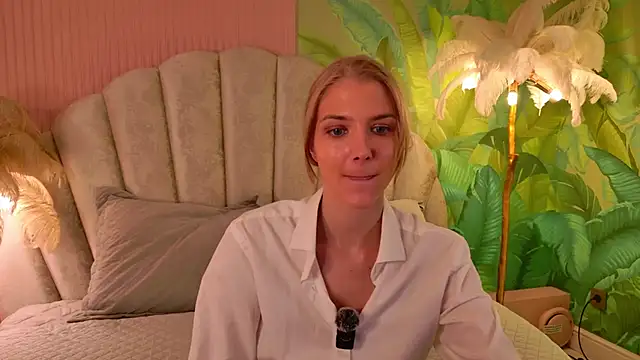 Snapshot of 4example_Chloe chatting on 06/15/26, 05:31 4example Chloe online show from 06/15/26, 05:31