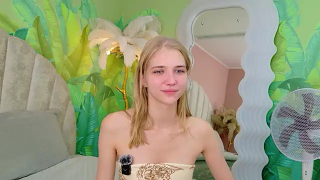 Snapshot of 4example_Chloe chatting on 07/09/26, 05:44 4example Chloe online show from 07/09/26, 05:44