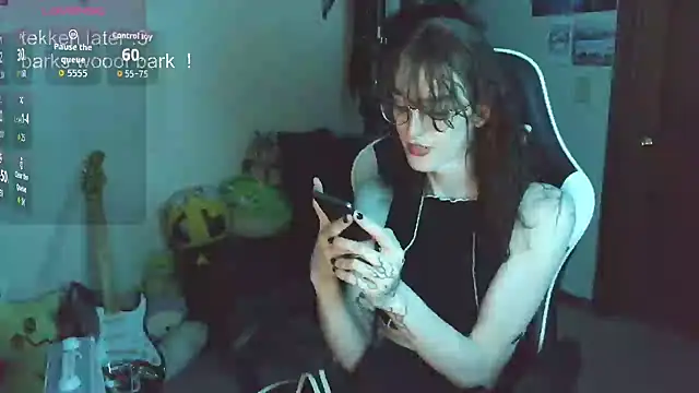 Snapshot of comfyknife chatting on 07/11/26, 05:10 comfyknife online show from 07/11/26, 05:10