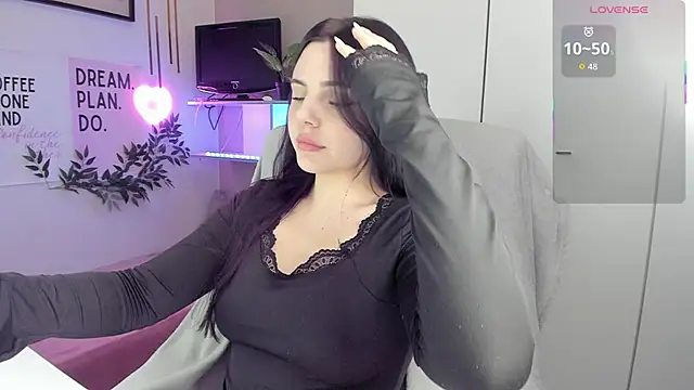 LiaWoow online show from 12/16/25, 02:44