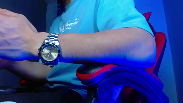 Snapshot of alexgiraldo__ chatting on 05/07/26, 01:44 alexgiraldo online show from 05/07/26, 01:44