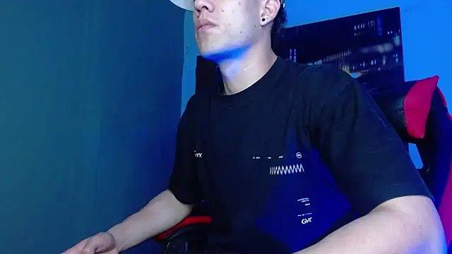 Snapshot of alexgiraldo__ chatting on 05/09/26, 01:44 alexgiraldo online show from 05/09/26, 01:44