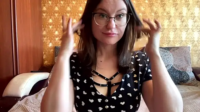 mia shine bright wow online show from 12/01/25, 04:06