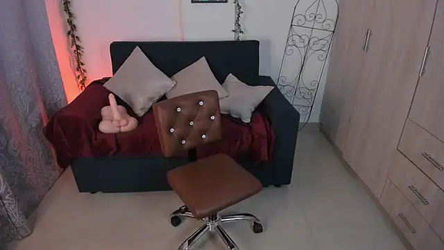 mishelkrave  online show from 10/10/25, 12:20