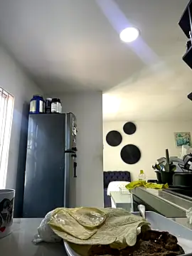 Samara Hadi  online show from 12/18/25, 08:37