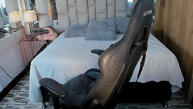 Snapshot of MaddyGray_ chatting on 09/19/25, 07:14 MaddyGray  online show from 09/19/25, 07:14