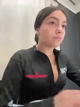 Snapshot of Alyha_Cortes chatting on 09/25/25, 01:04 Alyha Cortes online show from 09/25/25, 01:04