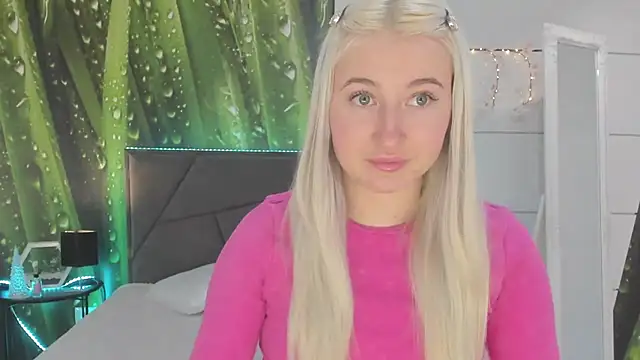 Snapshot of HollyTailors chatting on 02/04/26, 06:30 HollyTailors online show from 02/04/26, 06:30