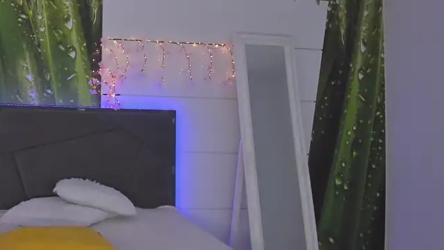 Snapshot of HollyTailors chatting on 02/06/26, 01:36 HollyTailors online show from 02/06/26, 01:36