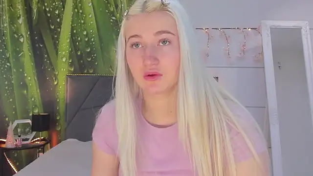 Snapshot of HollyTailors chatting on 02/08/26, 06:06 HollyTailors online show from 02/08/26, 06:06