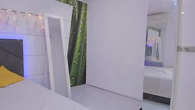 Snapshot of HollyTailors chatting on 02/10/26, 06:50 HollyTailors online show from 02/10/26, 06:50