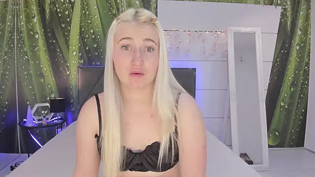 Snapshot of HollyTailors chatting on 02/11/26, 01:16 HollyTailors online show from 02/11/26, 01:16