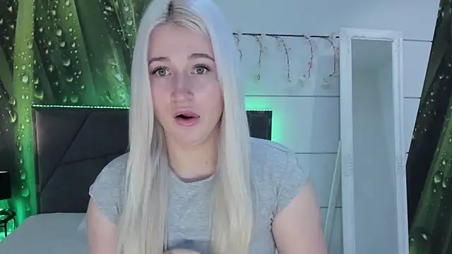 Snapshot of HollyTailors chatting on 02/15/26, 06:10 HollyTailors online show from 02/15/26, 06:10