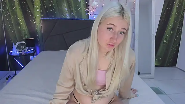 Snapshot of HollyTailors chatting on 02/17/26, 06:10 HollyTailors online show from 02/17/26, 06:10