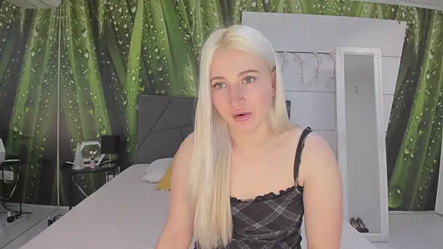 Snapshot of HollyTailors chatting on 02/28/26, 06:36 HollyTailors online show from 02/28/26, 06:36