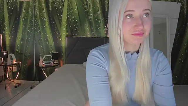 Snapshot of HollyTailors chatting on 03/04/26, 06:30 HollyTailors online show from 03/04/26, 06:30