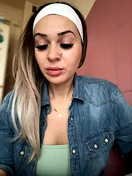 iSelena online show from 11/13/25, 05:50