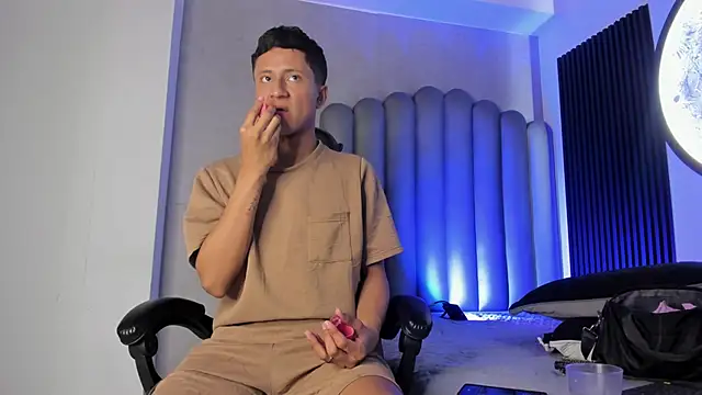  Leohot  online show from 11/08/25, 03:50