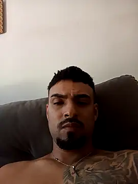 Snapshot of nnyzinho17 chatting on 12/18/25, 04:57 nnyzinho17 online show from 12/18/25, 04:57