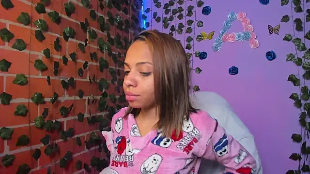 yumi hanna online show from 10/26/25, 04:18