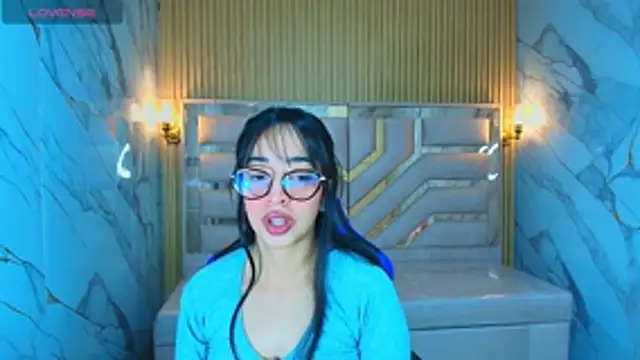 zoe r  online show from 12/14/25, 03:23