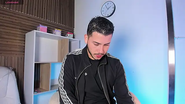 Snapshot of Axel_grey_ chatting on 10/06/25, 12:13 Axel grey online show from 10/06/25, 12:13