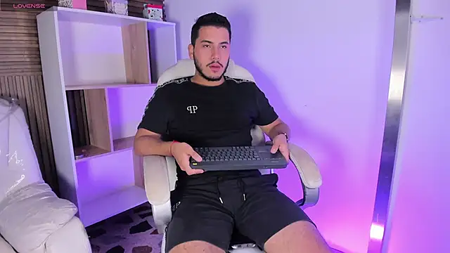 Snapshot of Axel_grey_ chatting on 10/16/25, 12:17 Axel grey online show from 10/16/25, 12:17