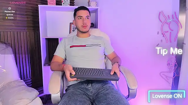 Axel grey  online show from 11/18/25, 12:42