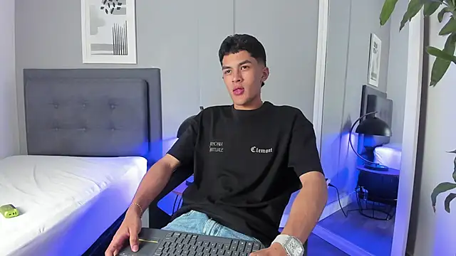 Tylerffoxx online show from 09/23/25, 11:41