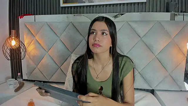 Snapshot of Baby-Rouse_ chatting on 11/18/25, 04:22 Baby-Rouse online show from 11/18/25, 04:22