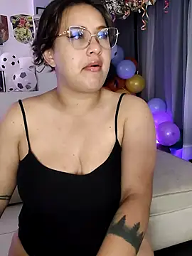 Snapshot of Laureen_se chatting on 06/23/26, 04:43 Laureen se online show from 06/23/26, 04:43
