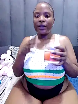 Snapshot of MrsMxx25 chatting on 10/26/25, 07:42 MrsMxx25 online show from 10/26/25, 07:42