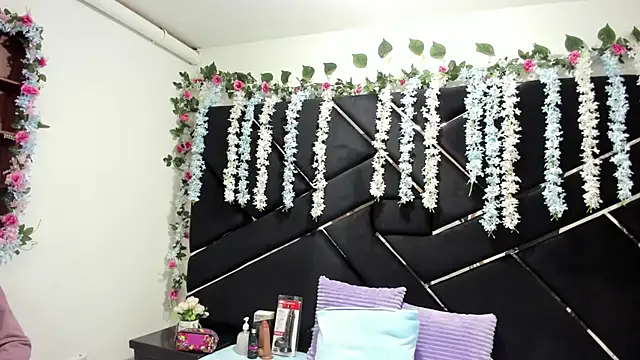 Nanis James online show from 09/28/25, 03:01