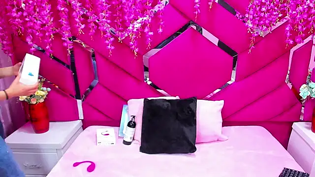 Nanis James online show from 12/14/25, 04:07