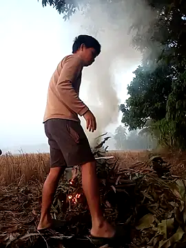 Snapshot of Johlrd chatting on 12/04/25, 12:42 Johlrd online show from 12/04/25, 12:42