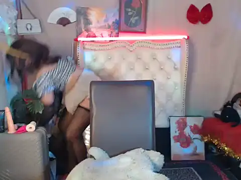 miss laila  online show from 09/13/25, 10:37